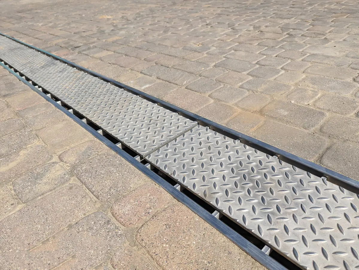 Roestvrijstalen afvoerkanaal met geribbelde afdekking voor tuinarchitectuur