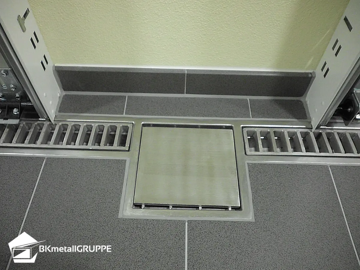 Garage-afvoerkanaal met ladderdeksel en inlaat met plaatdeksel