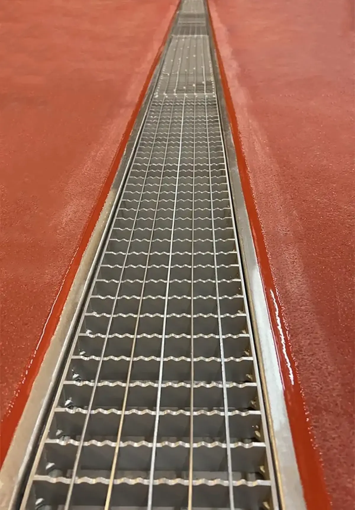 Afvoergoten met antislipafdekking voor drankbottelinstallaties