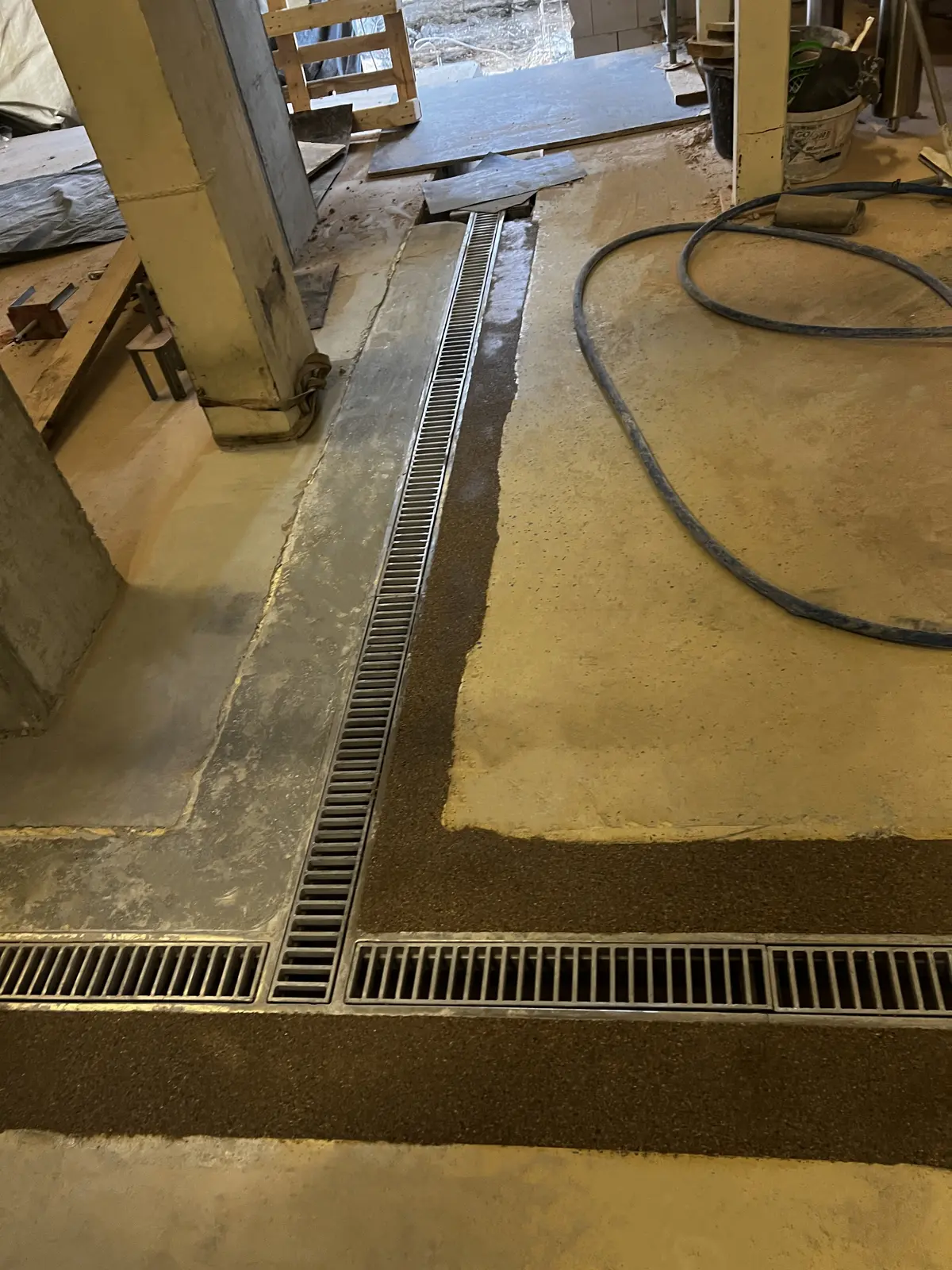 Montage van een afvoerkanaal met ladderdeksels 25x8mm