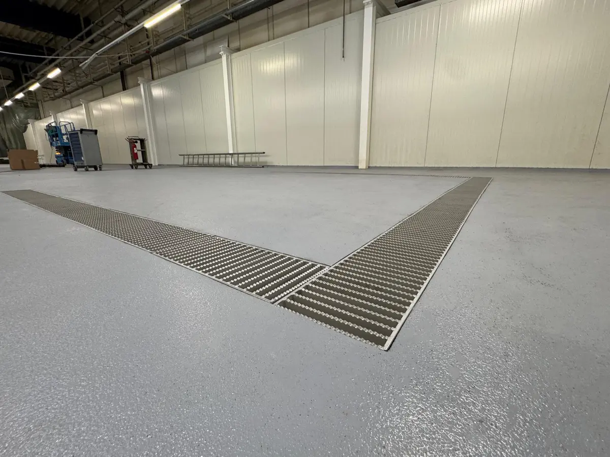 Afvoerkanaal met een breedte van 300 mm en ladderroosterafdekking in een farmaceutische fabriek