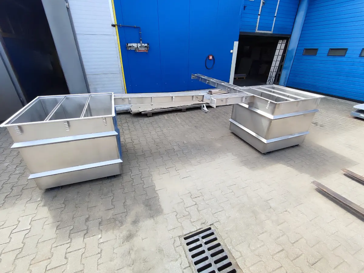 Tanks met roestvrijstalen trog
