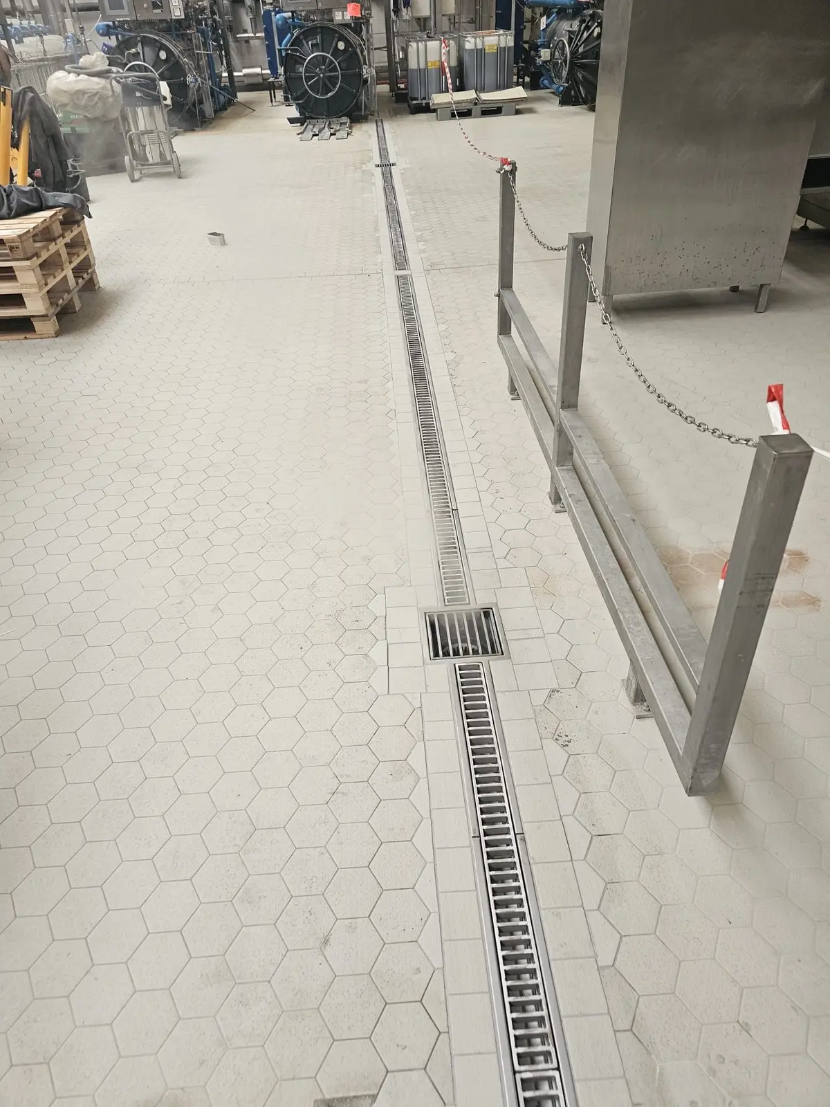 Renovatie van industriële vloeren met keramische tegels en installatie van een afvoerkanaal - Brouwerij