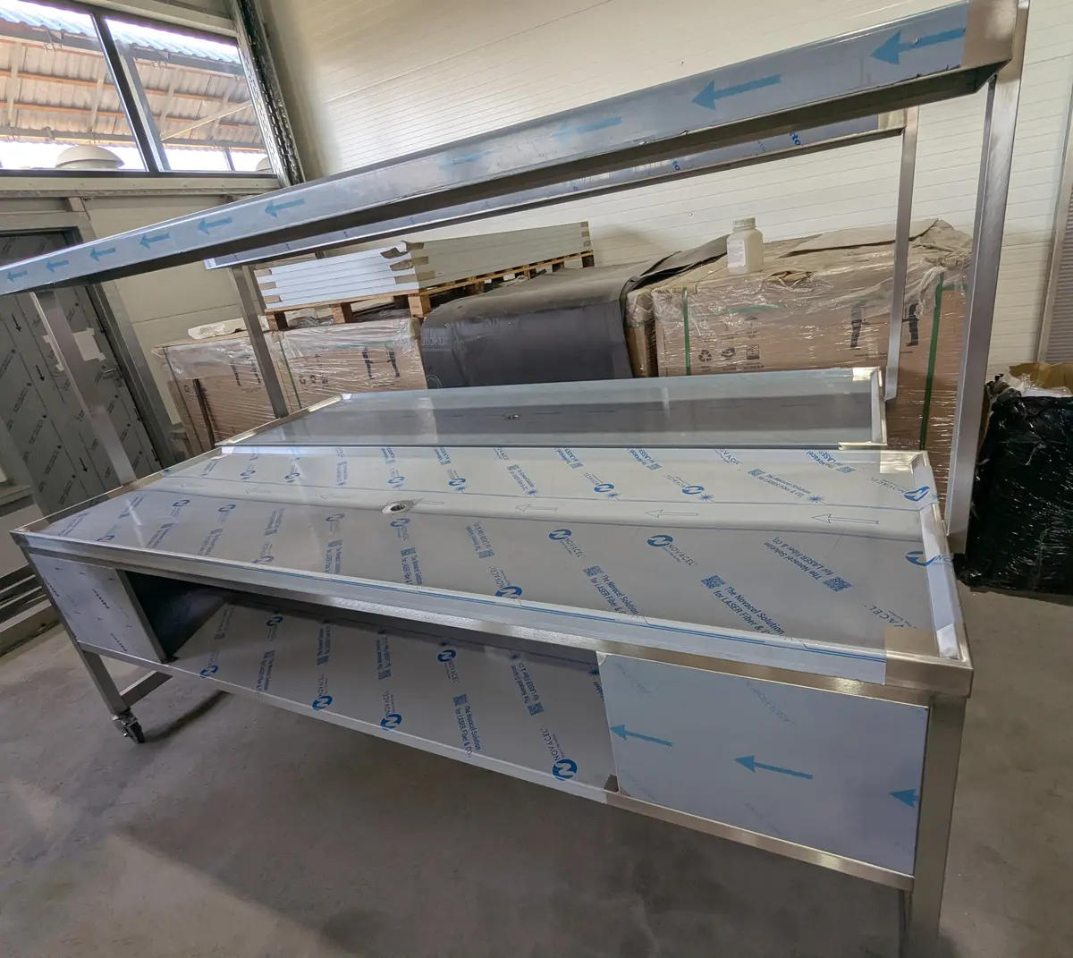 RVS werktafel met planken en verlichting