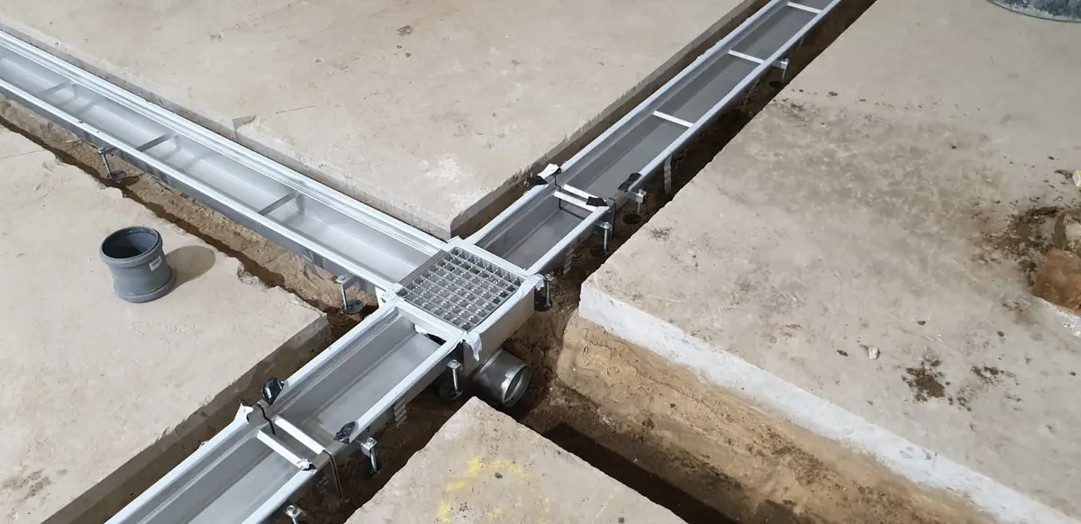Vloerrenovaties - installatie van afvoergoten met heavy-duty ladderdeksels