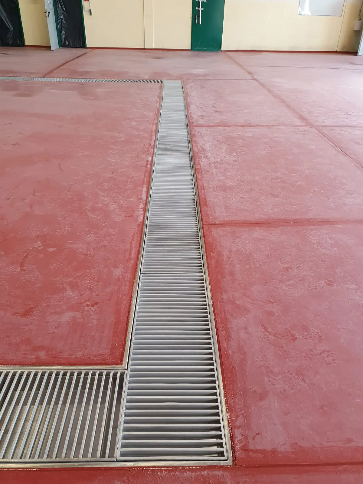 Industriële afvoergeul met ladderdeksel