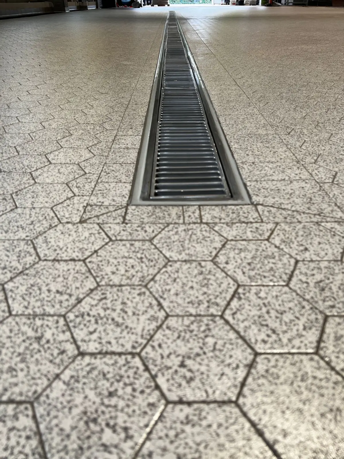 Afvoerkanaal met een breedte van 200 mm en ladderdeksel in een Duitse brouwerij