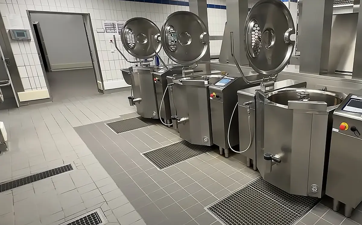 Industriële vloeren uitgerust met roestvrijstalen afvoerbakken en gootkanalen